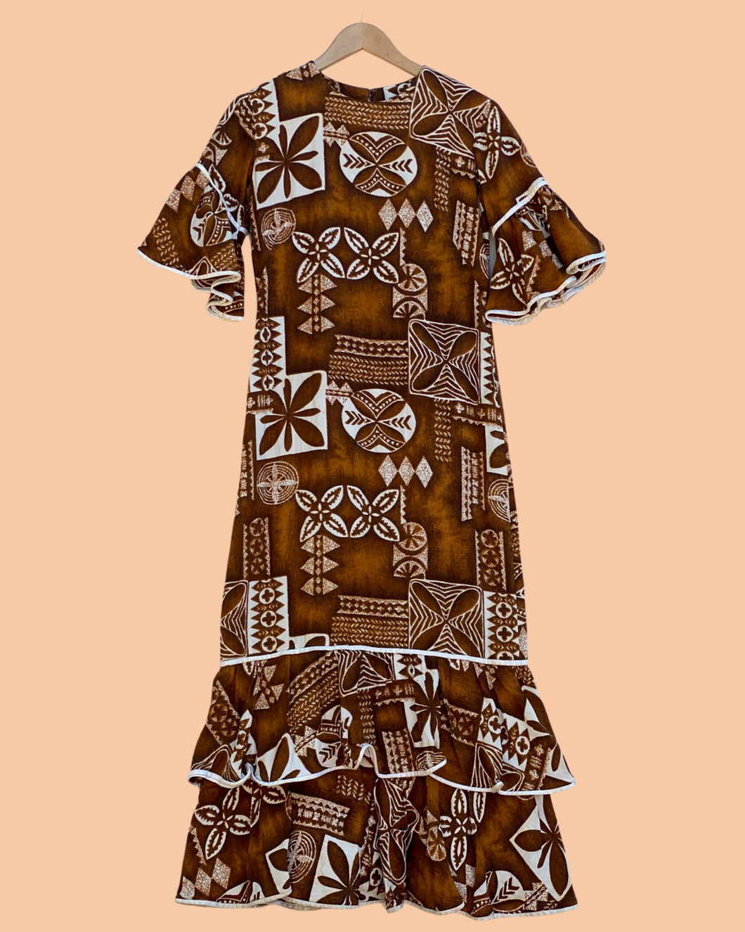 1960's Hawaiian dress with ruffled sleeves and bottom detail